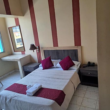 Atlantic Suites Hotel Гуаякуил Екстериор снимка